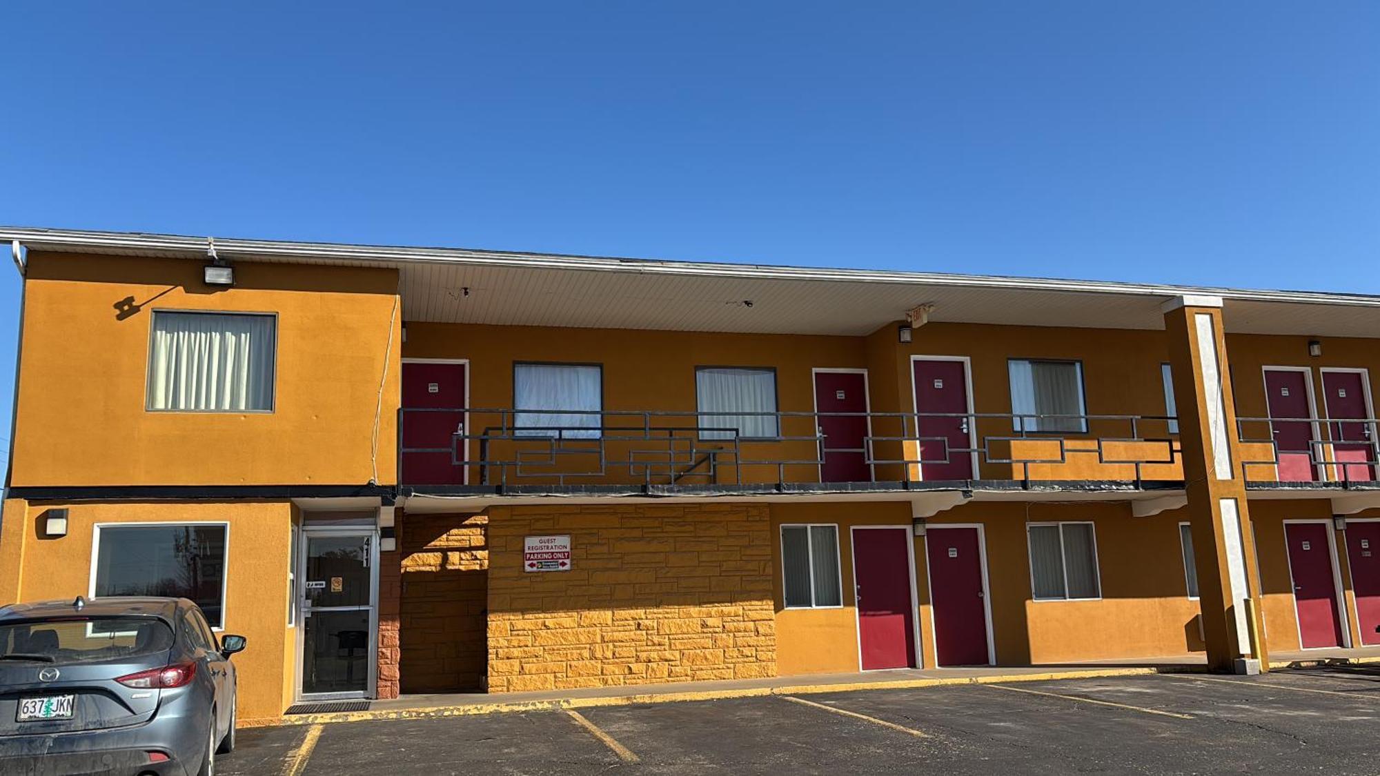 Economy Inn & Suites Harrisburg エクステリア 写真
